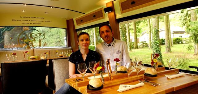 Charles et Mélina Moncouyoux dans la salle, à l'étage du Bus26. « Pour les télés, seulement ce qui met en avant la région et ses produits ». Le Bus 26 sera sur France2 en feuilleton du journal de 13h la semaine du 29 mai.