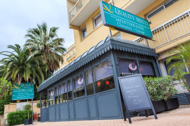 Façade du Quality Hôtel Menton Méditerranée et son restaurant le 5