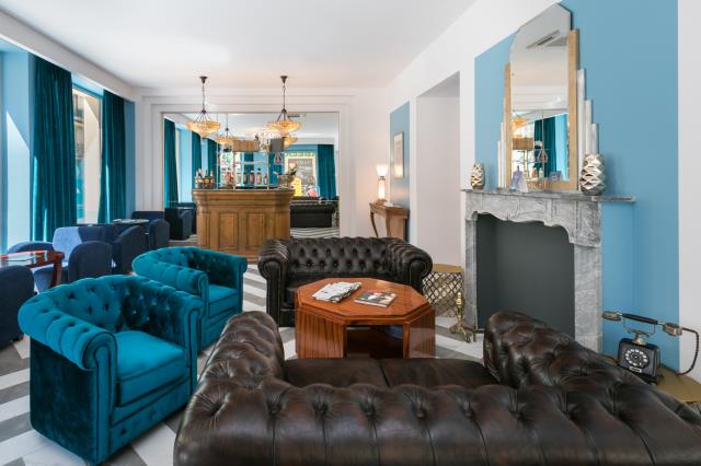 Fauteuils club et canapés Chesterfield meublent le lobby, qui fait office de bar et de salle pour le petit déjeuner.
