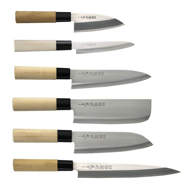 Les couteaux japonais ont des formes et des utilisations spécifiques. Le santoku est multi-usage, le gyuto est l'équivalent du couteau du chef, le deba est un couteau à poisson, le nakiri est destiné aux légumes, le pankiri ressemble à notre couteau à pai