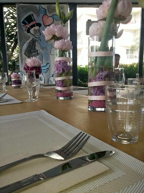 La table d'hôtes est le lieu central pour déjeuner, suivre un atelier culinaire, bruncher.