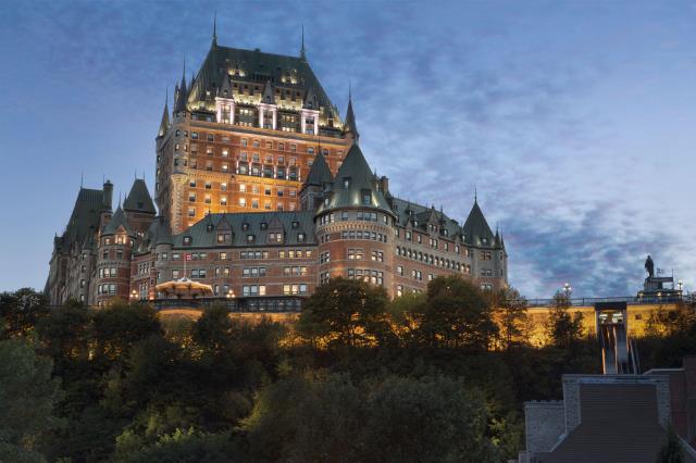 Le Fairmont Château Frontenac plante des arbres pour réduire son empreinte écologique.
