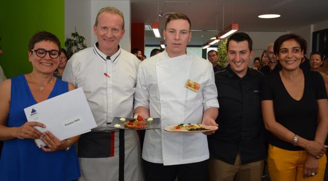 Dimitri Albers, 1er prix du concours du MIN 2017 avec, à sa droite Jean-Pierre Buisson-Guichard son professeur de cuisine à l'IMT et à sa gauche Jéremy Izarn, Top Chef 2017 parrain du concours .