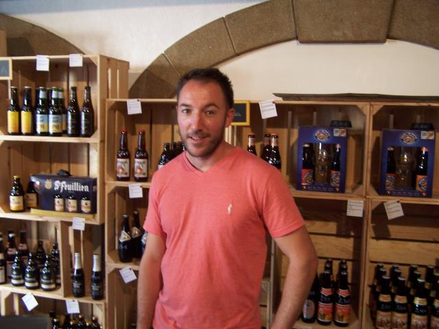 Jérémy derrière son comptoir : oenologue pour bières