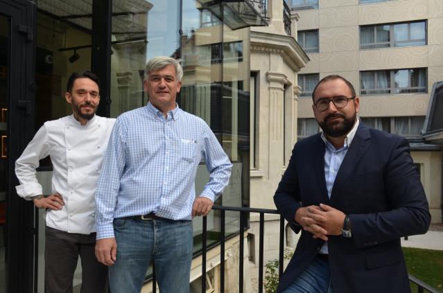 Depuis le 13 septembre, MadaM confie ses clients aux bons soins de (de gauche à droite) Yann Tanneau, son chef, Joël Servy, directeur (et sommelier) et de leurs équipes (10 personnes). Ici avec Bruno Collomb, gérant du groupe Gourmet Conception en charge 