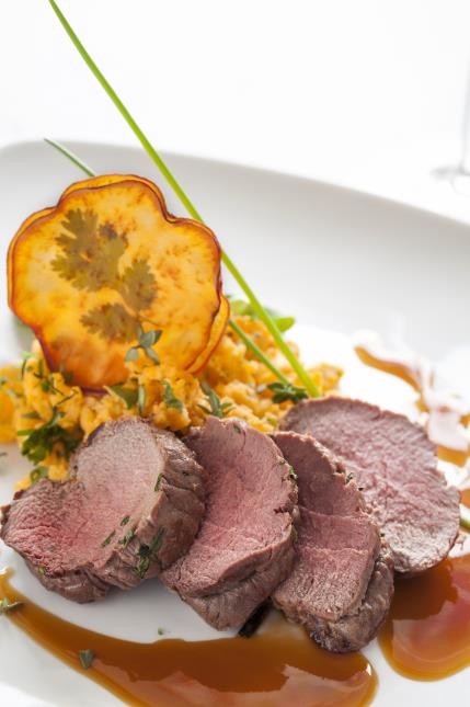 Cerf grillé et écrasée de pommes de terre.