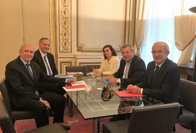 Rencontre hier place Beauvau  entre le ministre de l'Intérieur, Gérard Collomb (à g au 1er plan) et Roland Héguy et Hervé Bécam (à d).