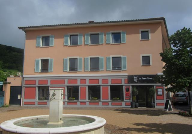 La place neuve devant l'hôtel a été rénovée par la mairie