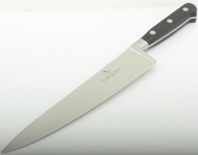 Le couteau du chef, multi-usages. Doté d'une lame large et rigide, il sert à émincer tout ce dont vous avez besoin pour votre cuisine, mais également à trancher vos viandes et poissons. C'est un incontournable.