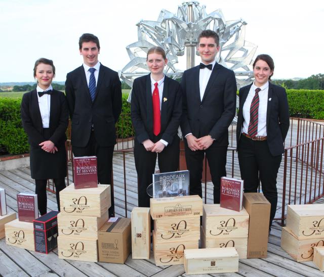 La remise des prix aux finalistes s'est déroulée au Château Smith Haut Lafitte avec, de gauche à droite, Marine Bertot (5e), Edwin Cochet (4e), Juliette Coteret (3e), Gautier Blandin (vainqueur) et Bénédicte Dagès (2e).
