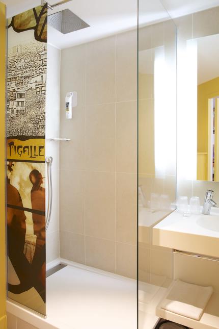 Verre SGG PICTUREit imprimé 'Pigalle' utilisé en paroi de douche à l'Hôtel Mercure Paris. Pigalle Architecte : cabinet Blanchet d'Istria.