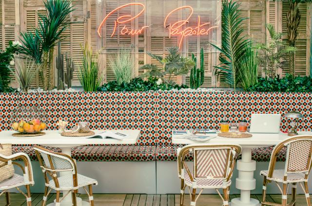 Le patio tropical et son néon décalé
