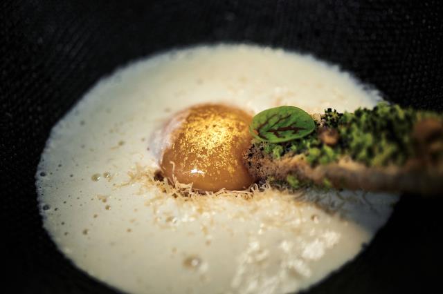 La Poule aux oeufs d'or, le plat signature d'Eric Jambon (oeuf parfait 64°, poule en crème, estragon, nid en cheveux d'ange, mouillette végétale aux céréales et racine)