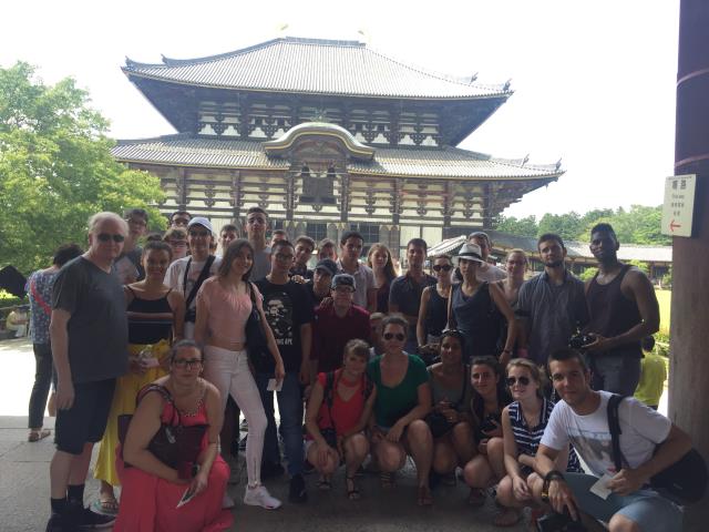Après un bento, ou casse-croûte japonais, les apprentis de Médéric ont pu découvrir les merveilles de la ville de Nara, et notamment le Todai-ji, temple bouddhique connu pour abriter la plus grande construction en bois du monde.