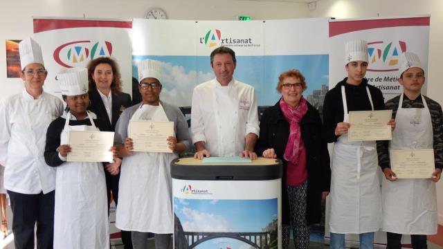 4 jeunes issus des collèges d'Olivet, de Chécy et d'Orléans ont pu ainsi bénéficier de la transmission d'un savoir-faire et d'un savoir-être par un formateur professionnel, de la découverte des valeurs du monde professionnel indispensables pour leur aveni