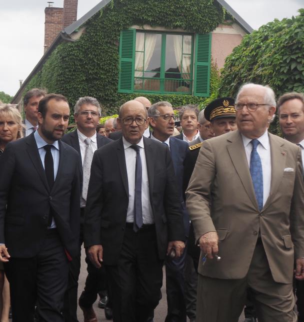 De g à d : Sébastien Lecornu, Secrétaire d'État auprès du ministre d'État, ministre de la Transition écologique et solidaire; Philippe Lefèvre, Jean-Yves Le Drian, Hugues Gall, directeur de la Fondation Claude Monet et Jean-Baptiste Lemoyne, Secrétaire d'