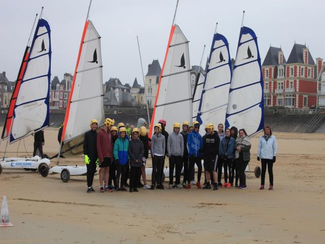 Sport et Gastronomie : plusieurs séances de chars à voile.