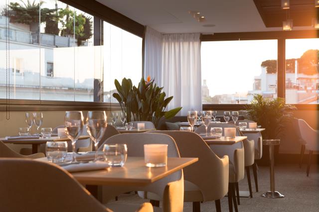 Une partie de la salle du Roof, Five Seas Hotel, Cannes