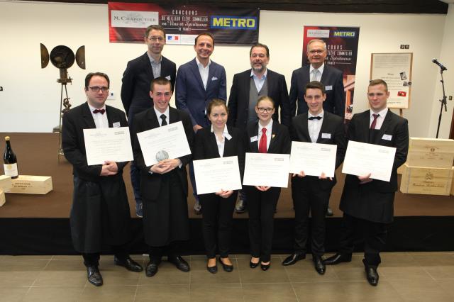 Les finalistes au premier devant Enrico Bernardo et les organisateurs et partenaires du concours. De gauche à droite : Jean-Batpiste Lacourière, Baptiste Ducassou, Victoire Helly D'Angelin, Louise-Anne Ruhlmann, Paulin Vocoret et Eric Schneider.