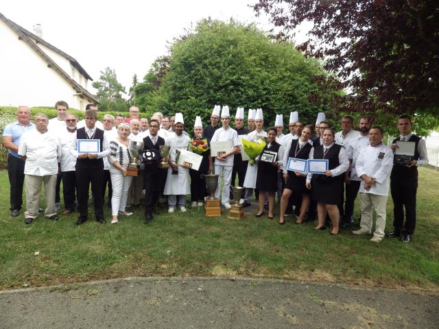 Les lauréats du meilleur apprenti cuisine et serveur d'Eure et Loire entourés du jury