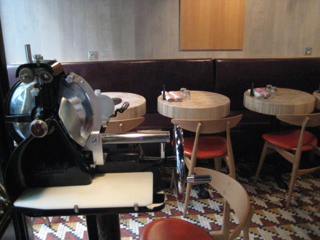 Trancheuse à l'entrée, tables en bois rappelant un billot de boucher, couteaux plantés dans une encoche... À l'Atelier Vivanda, le concept du bistrot à viande est bien marqué.