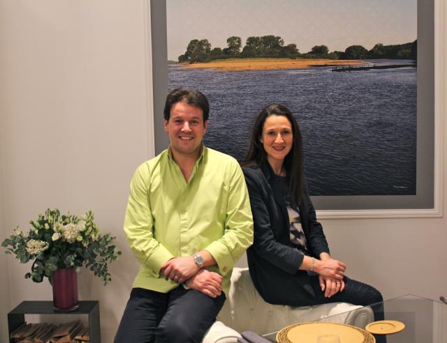 Pascal et Mathilde Favre d'Anne devant une photo de l'île du Hardas : une île sur la Loire, où le chef étoilé fait pousser fruits et légumes.