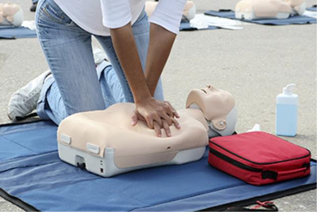 Un membre du personnel doit recevoir la formation nécessaire pour assurer les premiers secours en cas d'urgence.