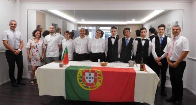 Les élèves portugais et français entourés de l'équipe pédagogique du lycée lautréamont