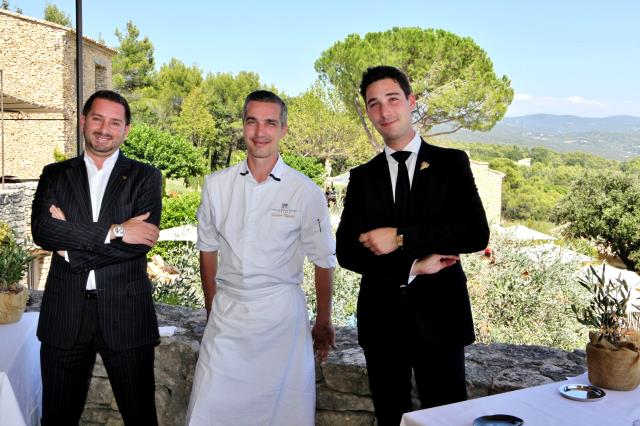 Christophe Bouskela, Xavier Burelle et Steeve Benzaken (sommelier) savent que le restaurant est une pièce essentielle du Mas des herbes blanches.