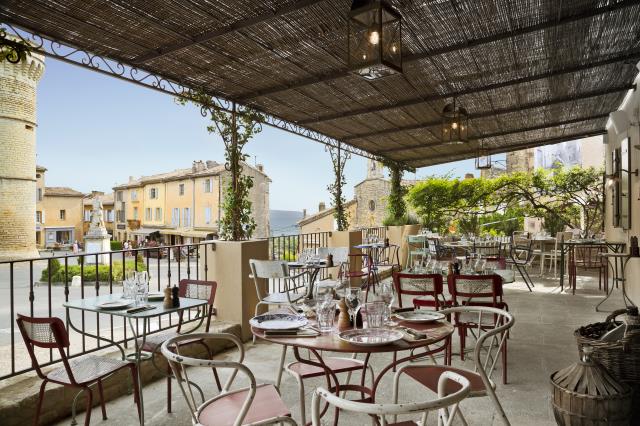 La terrasse n'est pas le moindre des atouts de La Bastide de Pierres.