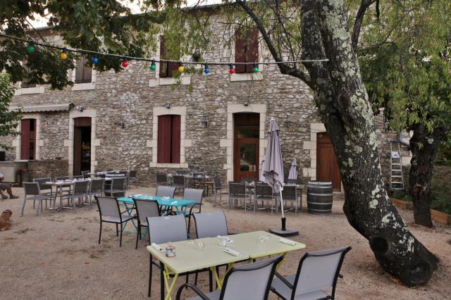 La terrasse qui donne sur la place sert à la clientèle du bar et celle à l'arrière est destinée au restaurant.