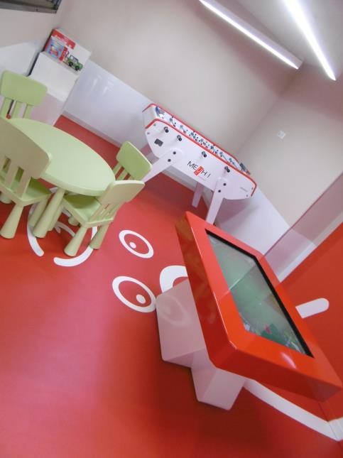 L'enseigne Meuh! investit 25 000 euros dans chaque espace enfants : table interactive, babyfoot... une offre 'jeux' différentiante.
