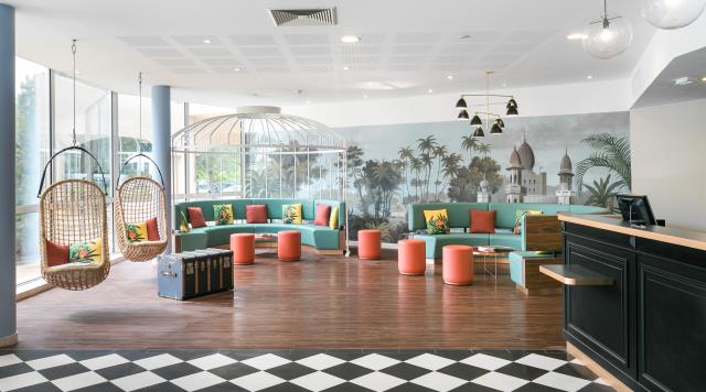 Le lobby fait plonger le visiteur dans un monde imaginaire d'inspiration indo-britannique.
