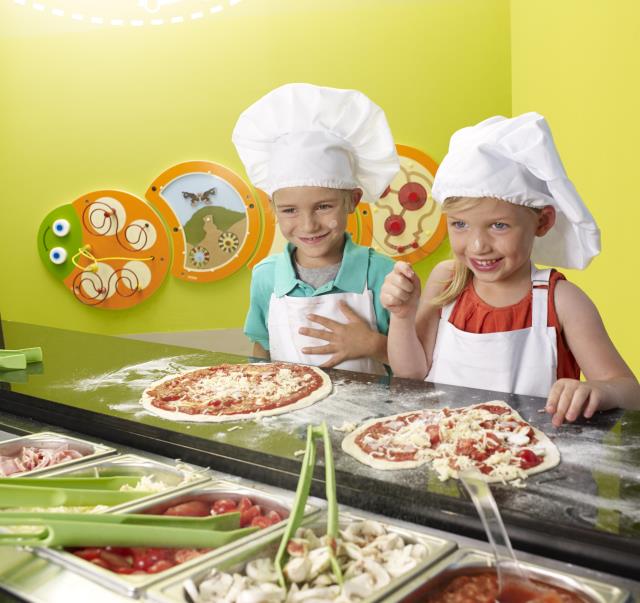 Chez Pizza Pai, les enfants préparent puis dégustent leur pizza : des ateliers appréciés des familles.