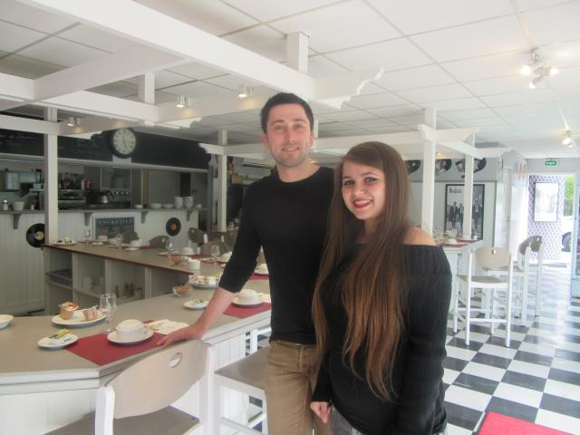 Edouard Pluyaud et Marie-Lou Khouth proposent une  offre de restauration dans leur salle du petit déjeuner.