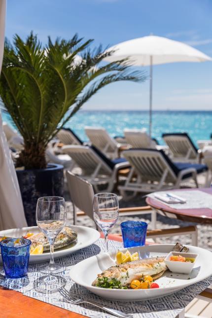La plage bénéficie de la clientèle annuelle fidèle aux restaurants du groupe.