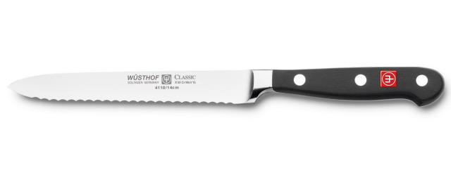Le couteau dit à saucisson, a une lame dentelée comme le couteau à pain, mais plus petite, particulièrement efficace pour pénétrer la chair du saucisson. Ce couteau convient également pour les tomates ou les petits pains.