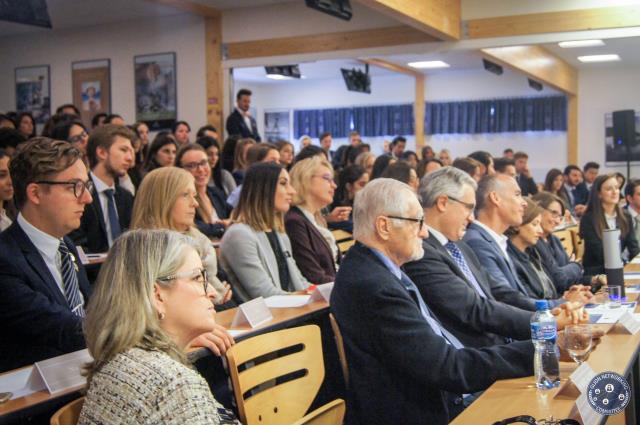 Cette conférence renforce le positionnement de l'école dans l'univers du luxe.