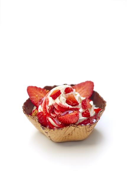 Frozen yogourt maison, Coulis fruits rouges, spéculoos et fraises fraîches.