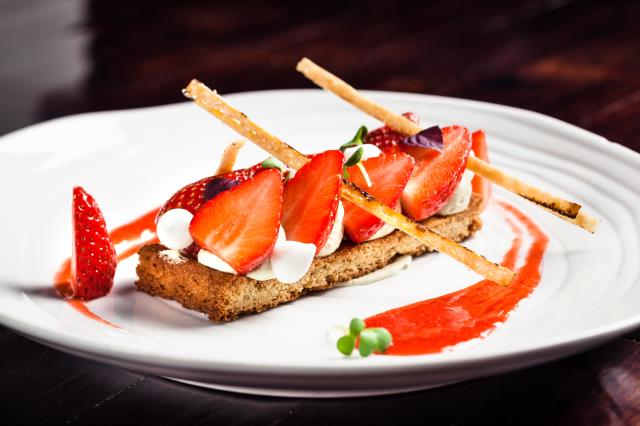 La carte printemps 2017 : Tarte au fraise et thé matcha.