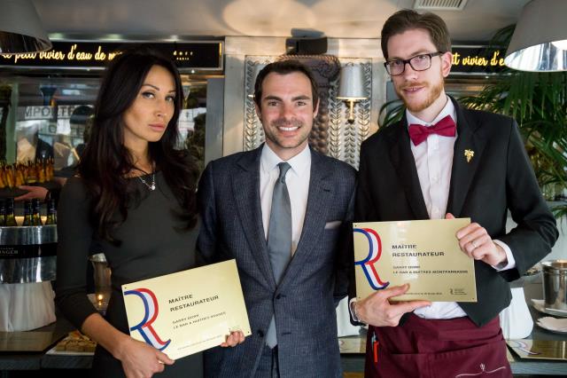 Au centre Gary Dorr et ses responsables Vosges, et Montparnasse, Maxime Barreau, fiers aussi de la plaque Maître Restaurateur.