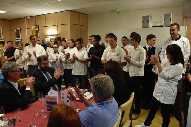 Dans le cadre de la Nuit Européenne des Musées, les élèves et chefs ont réalisé des verrines suivant les recettes du livret, et assuré une présentation et dégustation au public visitant le Musée de la Loire de Cosne sur Loire.