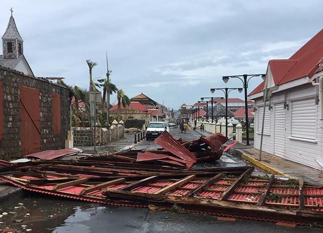 Une rue de Gustavia, à Saint-Barthélemy, après le passage de l'ouragan Irma.