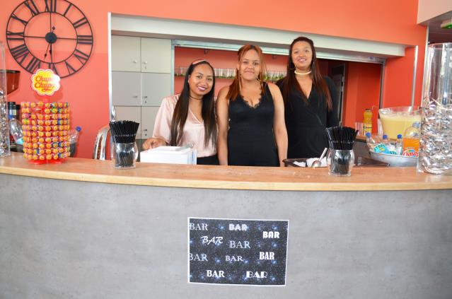 les élèves ont également assueré le service du bar