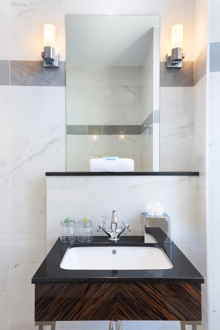 The Jay Hotel a opté pour des matériaux nobles. Dans les salles de bain par exemple, marbre et ébène de macassar.