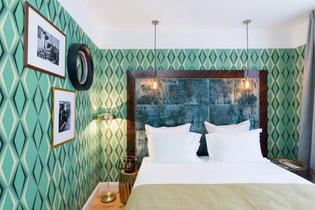 Les chambres baignent dans une ambiance rétro et chic.
