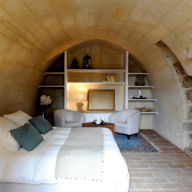 Une suite et neuf chambres ont été aménagées dans le château et ouvertes à la fin du mois d'avril.