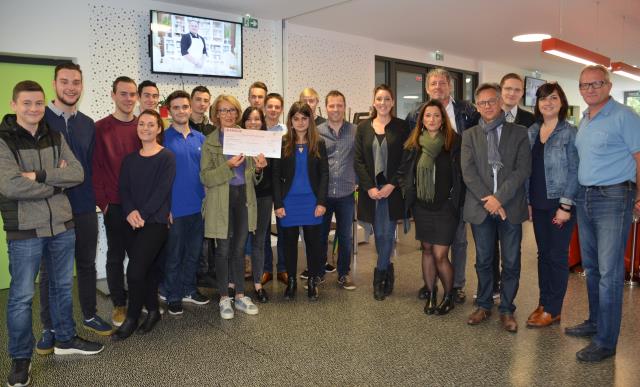 Christine Policand (au centre), responsable évenement des Restos du Coeur de l'Isère, avec les apprentis,  des profeseurs impliqués dans l'opération caritative et Thomas Viron (avec écharpe) directeur de l'IMT.