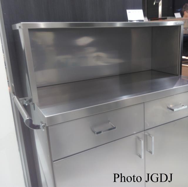 Une desserte à couverts en inox.