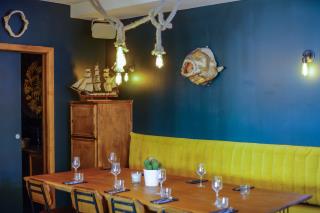 Dans ce restaurant de 38 couverts, la grande table pouvant accueillir jusqu'à 12 personnes...